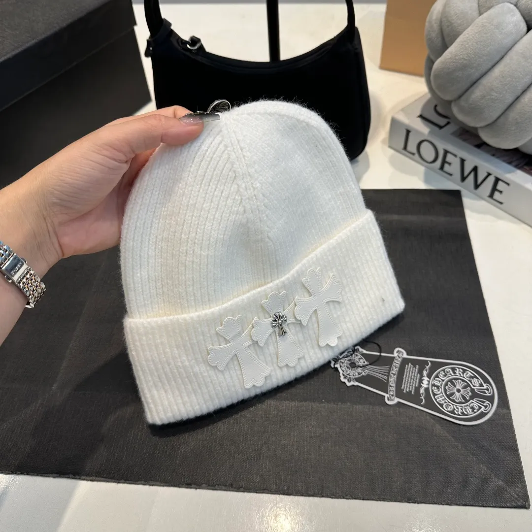 P56 Crow Heart Autumn and Winter Wool Knitted Beanie This must be a favorite of minimalism. It is clean, neat, fashionable and versatile, and will definitely not be picky about your face shape! A fashionable classic that lasts forever! Fashionable black and white can be purchased together